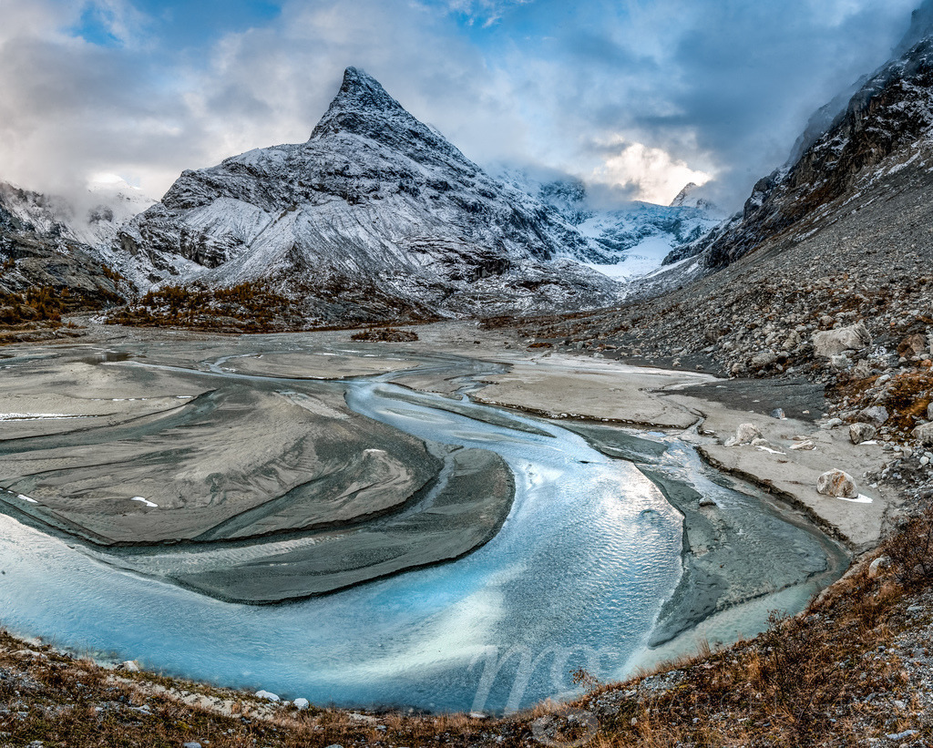 wild meandering glacial stream | Die ideale Geschenkidee für Naturliebhaber. Naturbilder von Marcel Gross Photography für ihr Zuhause in den verschiedensten Formaten und Materialien. - Realisiert mit Pictrs.com