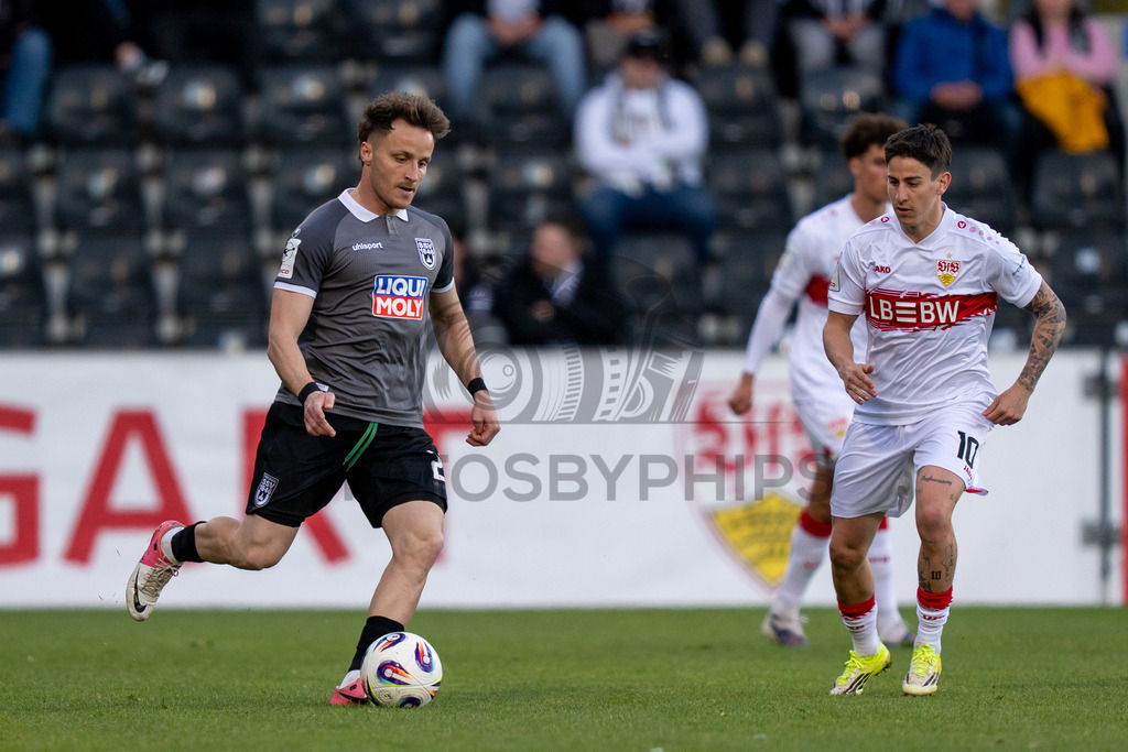 VfB Stuttgart II vs. SSV Ulm 1846 Fussball, Fussball, 3. Liga, 32. Spieltag, 08.04.2026 | Mirnes Pepic (SSV Ulm 1846 Fussball, #20) mit Nicolas Sessa (VfB Stuttgart II, #10),VfB Stuttgart II vs. SSV Ulm 1846 Fussball, Fussball, 3. Liga, 32. Spieltag, 08.04.2026DFB regulations prohibit any use of photographs as image sequences and/or quasi-video