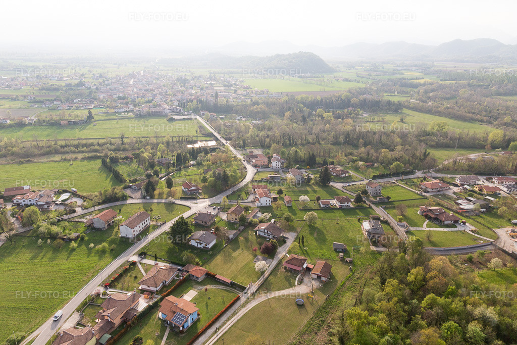Vue aérienne: Vue de la ville à Borgo Ampiano dans le département Frioul-Vénétie Julienne, Italie. Photo: IMG_098767.jpg prise le 07/04/2017 par Werner Riehm/FLY-FOTO.eu – Résolution de l'original: 5472 x 3648 px
