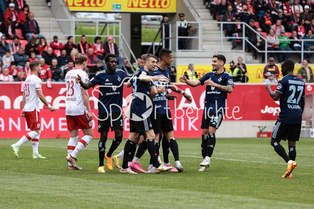 SSV Jahn Regensburg - Hamburger SV | Die Hamburger freuen sich ueber den verwandelten Foulelfmeter zum 0-2 durch Sonny KITTEL (HSV #10) / DFL REGULATIONS PROHIBIT ANY USE OF PHOTOGRAPHS AS IMAGE SEQUENCES AND/OR QUASI-VIDEO