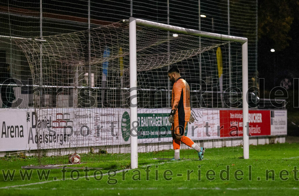 2023-11-17_079_FC_Schwaig_gegen_SpVgg_Feldmoching | Oberding, Deutschland, 17.11.2023:
Fußball, Landesliga Südost 2023 / 2024, 21. Spieltag, FC Schwaig gegen SpVgg Feldmoching, Endergebnis: 1:1

Torwart Semih Cakmakci (SpVgg Feldmoching, #1)

Foto: Christian Riedel / fotografie-riedel.net