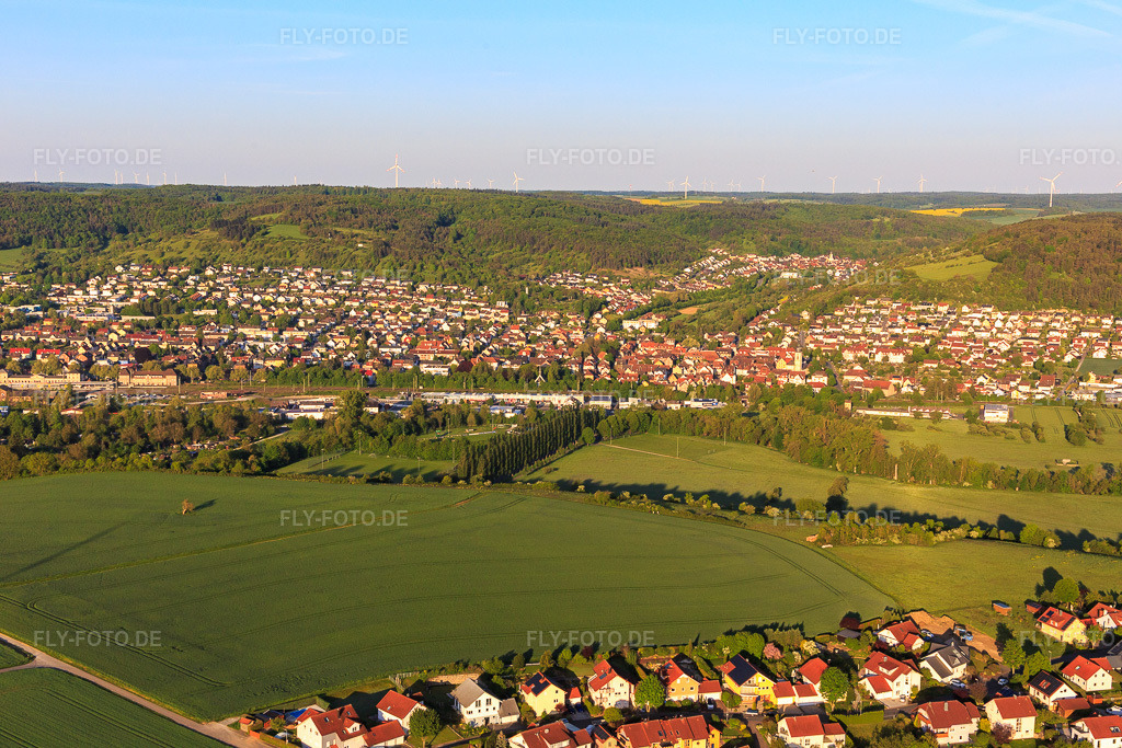 Luftbild: Ortsansicht aus Westen am Morgen im Taubertal im Ortsteil Lauda in Lauda-Königshofen im Bundesland Baden-Württemberg in Deutschland. Foto: IMG_146301.jpg vom 10.05.2025 durch Werner Riehm/FLY-FOTO.de