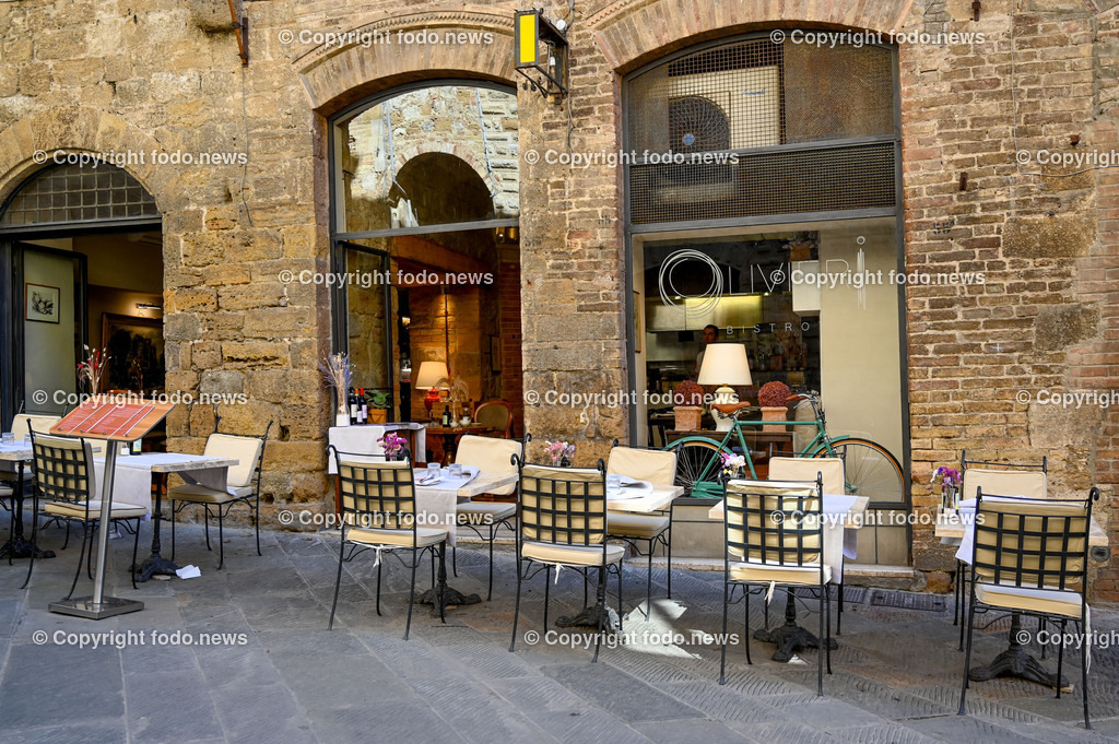 Italien_ Toskana_ San Gimignano_ 31.05.2024-186 | 31.05.2024, Italien, ITA, Toskana, San Gimignano im Bild Stadtansichten Gebäude, Architektur, Touristen, Historisch, Souvenir, Ansichten der berühmten Stadt San Gimignano in der Toskana-Italien - View of the famous town San Gimignano in Tuscany-ItalySan Gimignano ist eine italienische Kleinstadt in der Toskana mit einem mittelalterlichen Stadtkern. San Gimignano wird auch die Stadt der Türme genannt. Die Stadt liegt in der Provinz Siena. Sie gehört neben Florenz, Siena und Pisa zu den von Touristen meist besuchten Zielen in der Toskana.