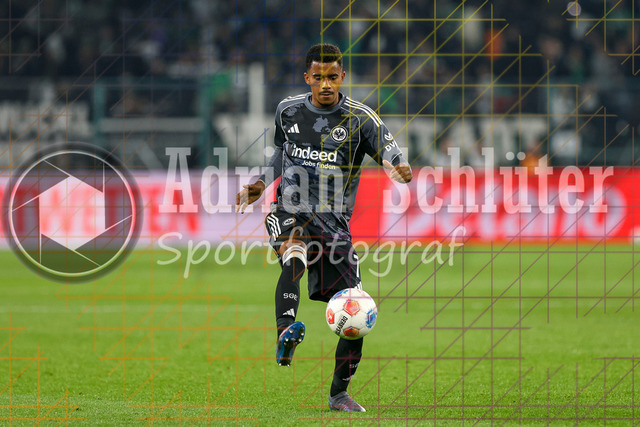 Borussia Mönchengladbach vs Eintracht Frankfurt - Bundesliga  | Mönchengladbach, Deutschland, 27.09.25:   Ansgar Knauff (Eintracht Frankfurt) in Aktion am Ball, Einzelaktion waehrend des Spiels der Bundesliga zwischen Borussia Mönchengladbach vs Eintracht Frankfurt im Stadion im Borussia Park(Foto von Brauer-Fotoagentur / Adrian Schlueter)