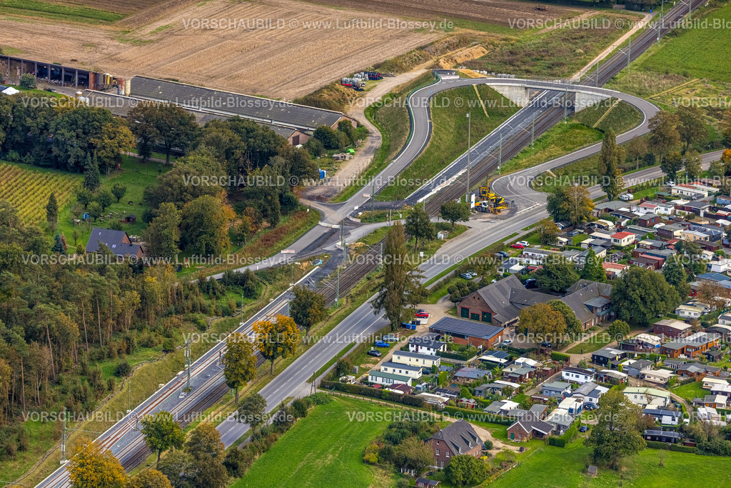 Rees241009971Haldern | Luftbild, Ausbau der Betuweroute und Betuwe-Linie Eisenbahnstrecke, Baustelle und Neubau einer geschwungenen Straßenbrücke Weseler Straße und Reeser Straße über die Bahnlinie, Campingplatz Schulte-Hagenhof, Haldern, Rees, Nordrhein-Westfalen, Deutschland