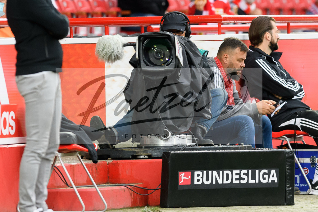 FCUBMG20210829_179 | Fussball, Herren: . Eine TV-Kamera beim Spiel der 1. Bundesliga zwischen 1. FC Union Berlin und Borussia Moenchengladbach im Stadion An der Alten Foersterei am 29.08.2021 in Berlin, Deutschland. - Realisiert mit Pictrs.com