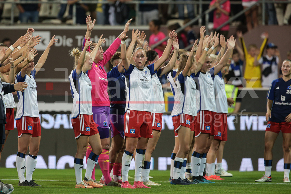 Fussball, DFB-Pokal Frauen, FC St. Pauli - Hamburger SV | v.li.: Spielerinnen vom Hamburger SV mit Jubel über den Sieg, Freude über das gewonnene Spiel, bedanken sich bei den Fans, Zuschauern für die Unterstützung, DIE DFB-RICHTLINIEN UNTERSAGEN JEGLICHE NUTZUNG VON FOTOS ALS SEQUENZBILDER UND/ODER VIDEOÄHNLICHE FOTOSTRECKEN. DFB REGULATIONS PROHIBIT ANY USE OF PHOTOGRAPHS AS IMAGE SEQUENCES AND/OR QUASI-VIDEO.