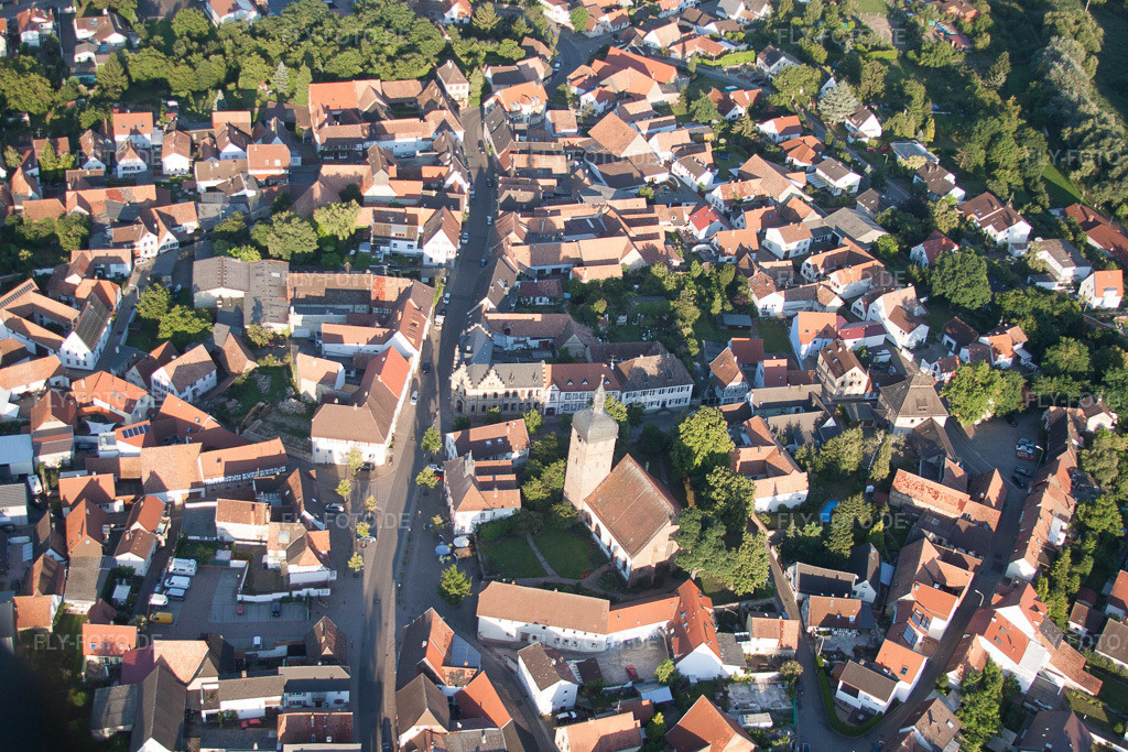 Luftbild: Ortsansicht der Straßen und Häuser der Wohngebiete im Ortsteil Billigheim in Billigheim-Ingenheim im Bundesland Rheinland-Pfalz in Deutschland. Foto: IMG_51113.jpg vom 22.07.2012 durch Werner Riehm/FLY-FOTO.de