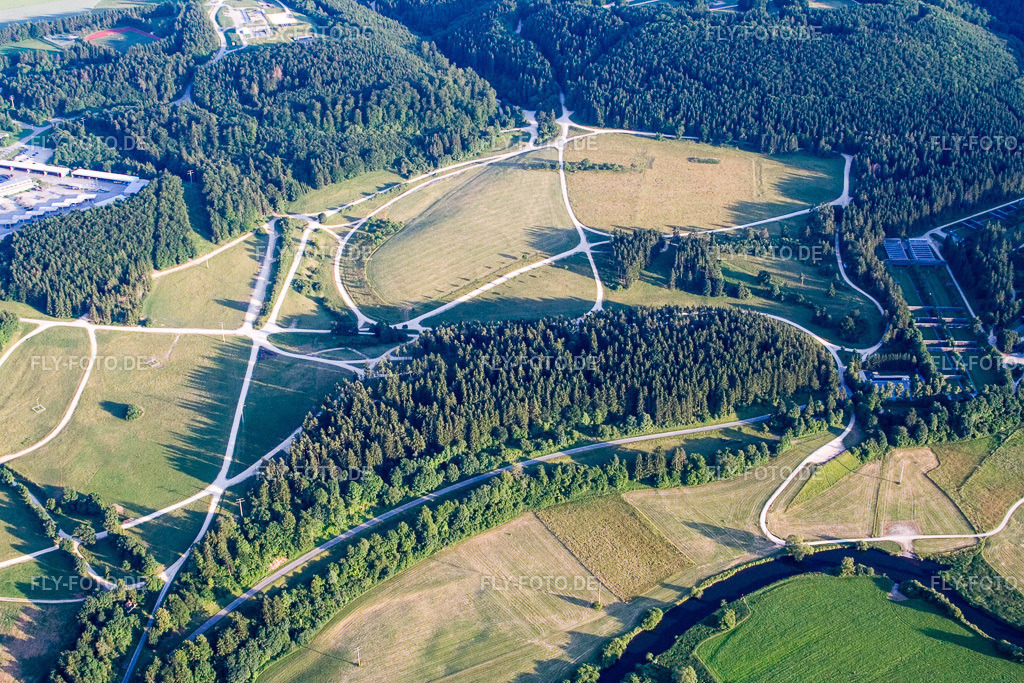 Kurvenförmige Schleife der Uferbereiche am der Donau Flußverlauf | Luftbild: Kurvenförmige Schleife der Uferbereiche am der Donau Flußverlauf im Ortsteil Möhringen in Tuttlingen im Bundesland Baden-Württemberg in Deutschland. Foto: IMG_11387.jpg vom 04.07.2008 durch Werner Riehm/FLY-FOTO.de - Realisiert mit Pictrs.com