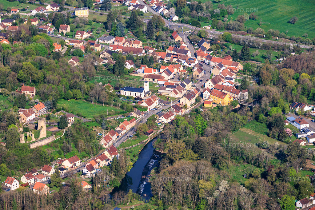 Aerial view: Course of the Blies river along the German-French border and Château de Frauenberg in Frauenberg in the state Moselle, France.Photo: IMG_154517.jpg taken on 04/18/2026 by Werner Riehm/FLY-FOTO.comResolution of the original: 5576 x 3717 px