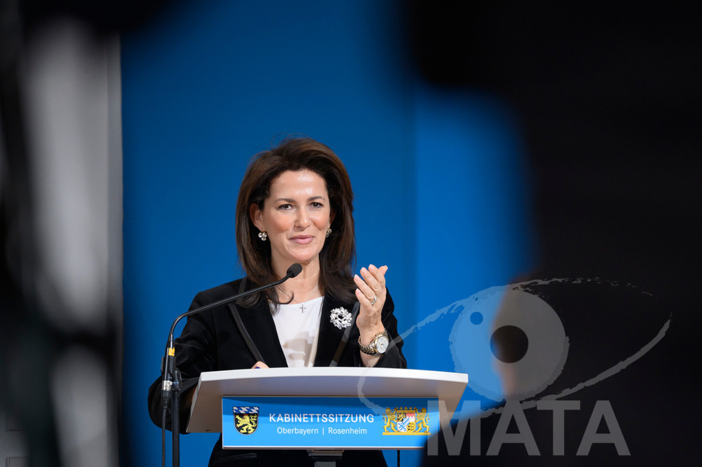 _DW05065 | Bayerns Landwirtschaftsministerin Michaela Kaniber (CSU)  Pressekonferenz im Lokschuppen. Rosenheim, 02.12.2025 Bayern Deutschland - Realisiert mit Pictrs.com