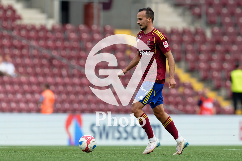 Brack Super League - Servette FC v FC Saint-Gall | Jeremy Guillemenot (21 Servette FC) goes forward (action) during the Brack Super League match between Servette FC and FC Saint-Gall at Stade de Geneve in Geneva, Switzerland