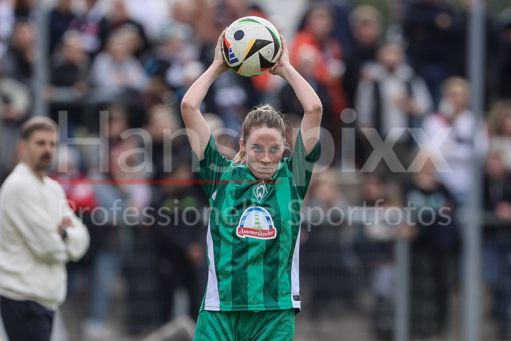 Fussball, Google Pixel Frauen-Bundesliga, Eintracht Frankfurt - SV Werder Bremen | v.li.: Reena Wichmann (SV Werder Bremen, 6) beim Einwurf, Aktion, Action, Spielszene, Portrait, Nahaufnahme, Einzelfoto, Einzelbild, DIE DFB-RICHTLINIEN UNTERSAGEN JEGLICHE NUTZUNG VON FOTOS ALS SEQUENZBILDER UND/ODER VIDEOÄHNLICHE FOTOSTRECKEN. DFB REGULATIONS PROHIBIT ANY USE OF PHOTOGRAPHS AS IMAGE SEQUENCES AND/OR QUASI-VIDEO.