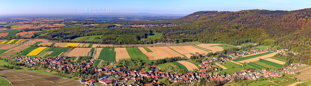 Luftbild: Panorama aus Norden in Cleebourg im Bundesland Bas-Rhin in Frankreich. – Foto: IMG_099304-Pano.jpg vom 30.04.2017 durch Werner Riehm/FLY-FOTO.de – Auflösung des Originals: 11720 x 3252 px