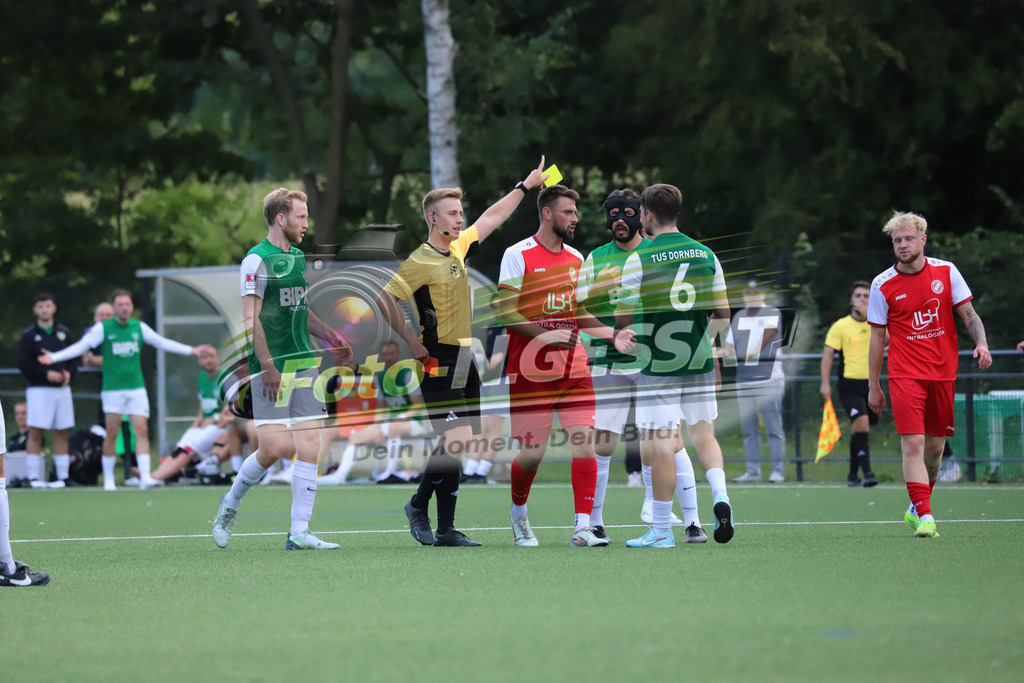 FC RW Kirchlengern - TuS Dornberg | Auf dem Bild zu sehen: Schiedsrichter: Jonas Friesen mit der Gelb-Roten Karten gegen TuS Dornberg: Charley AchtereekteFC RW Kirchlengern, TuS Dornberg, Saison 25/26, Landesliga, Kirchlengern, Deutschland - Realisiert mit Pictrs.com