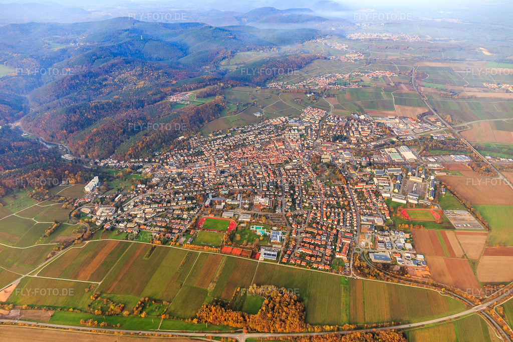 Luftbild: Stadtübersicht aus Süden in Bad Bergzabern im Bundesland Rheinland-Pfalz in Deutschland. Foto: IMG_119855.jpg vom 24.11.2019 durch Werner Riehm/FLY-FOTO.de