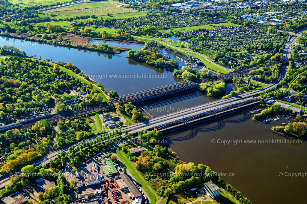 Hamburg_Harburg_Elbbrücken_ELS_0235270425 | HAMBURG 27.04.2025 Flußbrücken der Alte Harburger Elbbrücke, Brücke des 17. Juni, Autobahnbrücke der A253 und Bahnbrücke über die Süderelbe in Hamburg, Deutschland. // River bridges of the Old Harburg Elbe Bridge, the 17th of June Bridge, the A253 motorway bridge and the railway bridge over the Southern Elbe in Hamburg, Germany. Foto: Martin Elsen