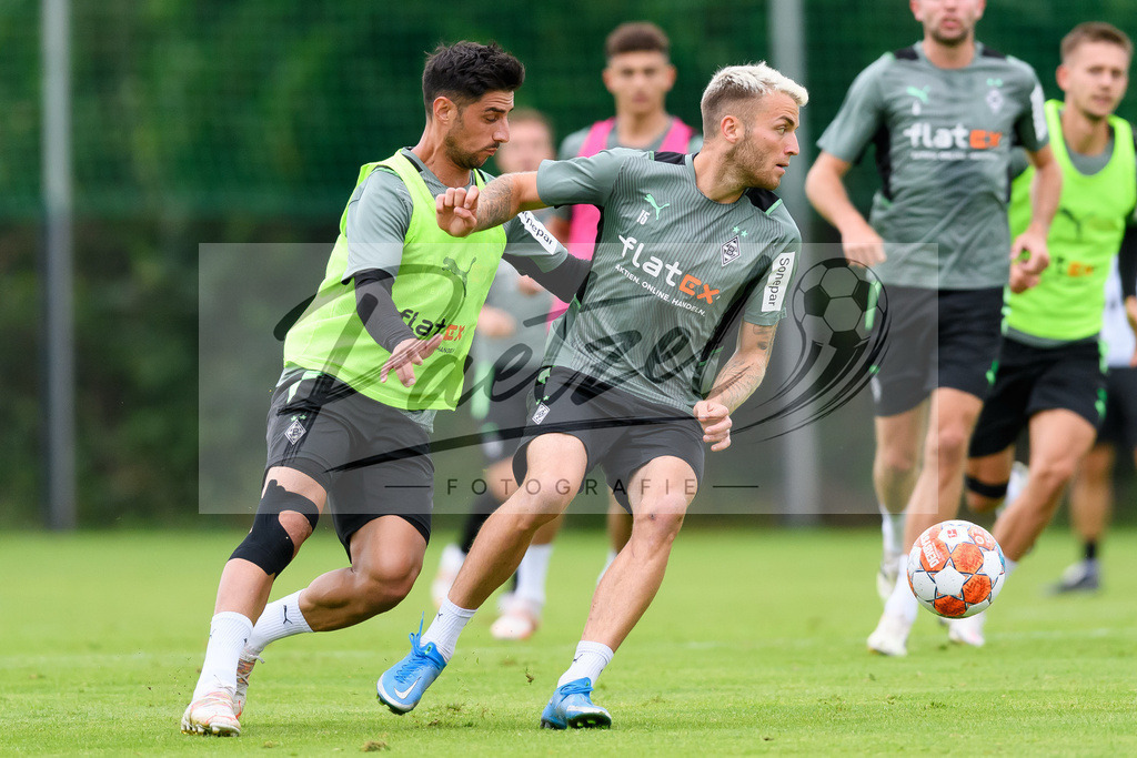 TRABMG20210719_032 | Fussball, Herren: Lars Stindl (Borussia Moenchengladbach) und Jordan Beyer (Borussia Moenchengladbach) im Zweikampf beim Training von Borussia Moenchengladbach waehrend des Trainingslagers auf dem Trainingsplatz am Hotel Klosterpforte am 19.07.2021 in Harsewinkel, Deutschland. - Realisiert mit Pictrs.com