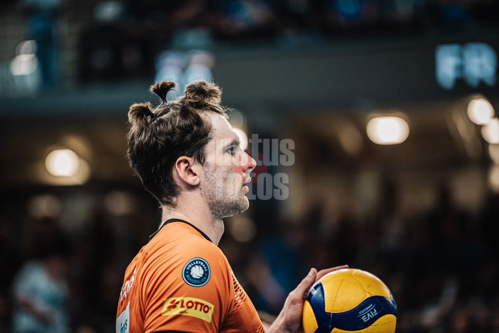 Volleyball | Herren | Saison 2024/2025 | 1. Volleyball Bundesliga Männer | Finale | SVG Lüneburg vs. BERLIN RECYCLING Volleys | 01.05.2025 | Die Haarpracht von Jake Hanes (#22, Berlin Recycling Volleys) Zopf Frisur