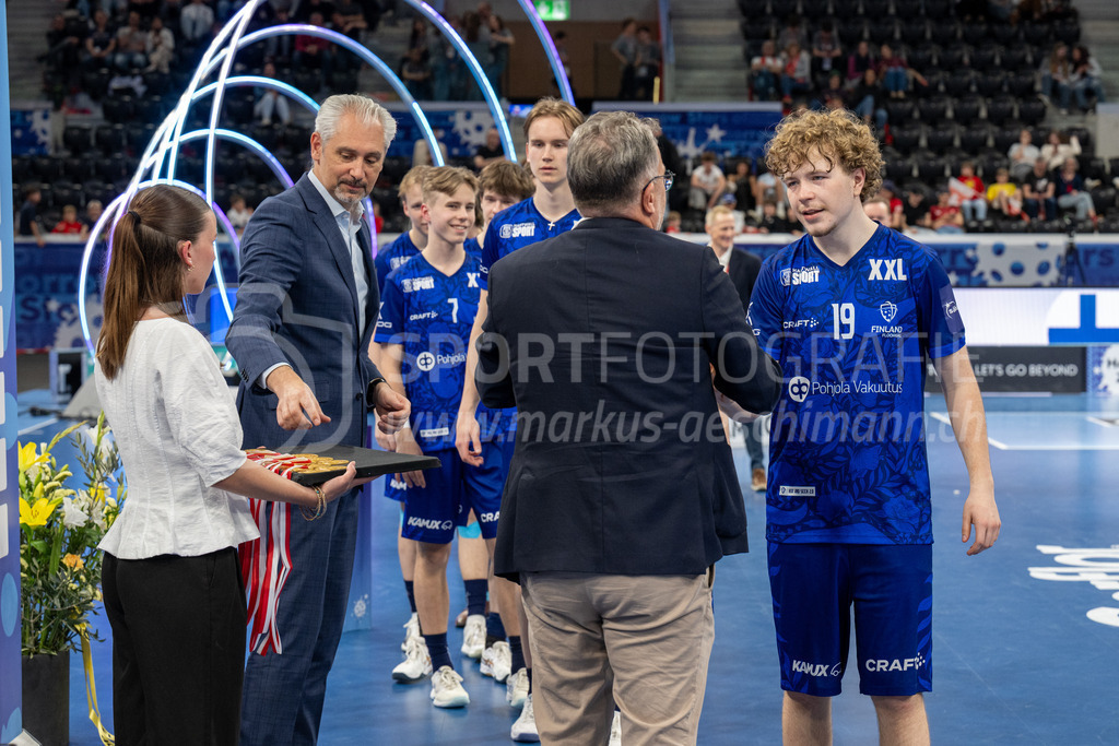 2025 Men's U19 WFC - Finland v Czechia | Marius Niemelä (#19, Finland) receiving the gold medal during 2025 Men's U19 WFC, Switzerland: 04.05.2025, Zürich, Swiss Life Arena.Event page: <a href="https://www.u19wfc2025.ch/">www.u19wfc2025.ch</a>Credit: Markus Aeschimann, <a href="https://markus-aeschimann.ch">markus-aeschimann.ch</a>Instagram: <a href="https://instagram.com/sportfotografie.aeschimann">@sportfotografie.aeschimann</a> - Realisiert mit Pictrs.com