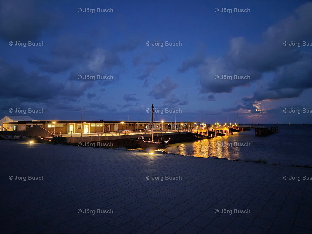 Landungsbrücke mit Segler_ Helgoland | Dieser Shop bietet Fotos und Videos aus den Bereichen Fallschirmspringen, Landschaft und Luftbild - Realizzato con Pictrs.com