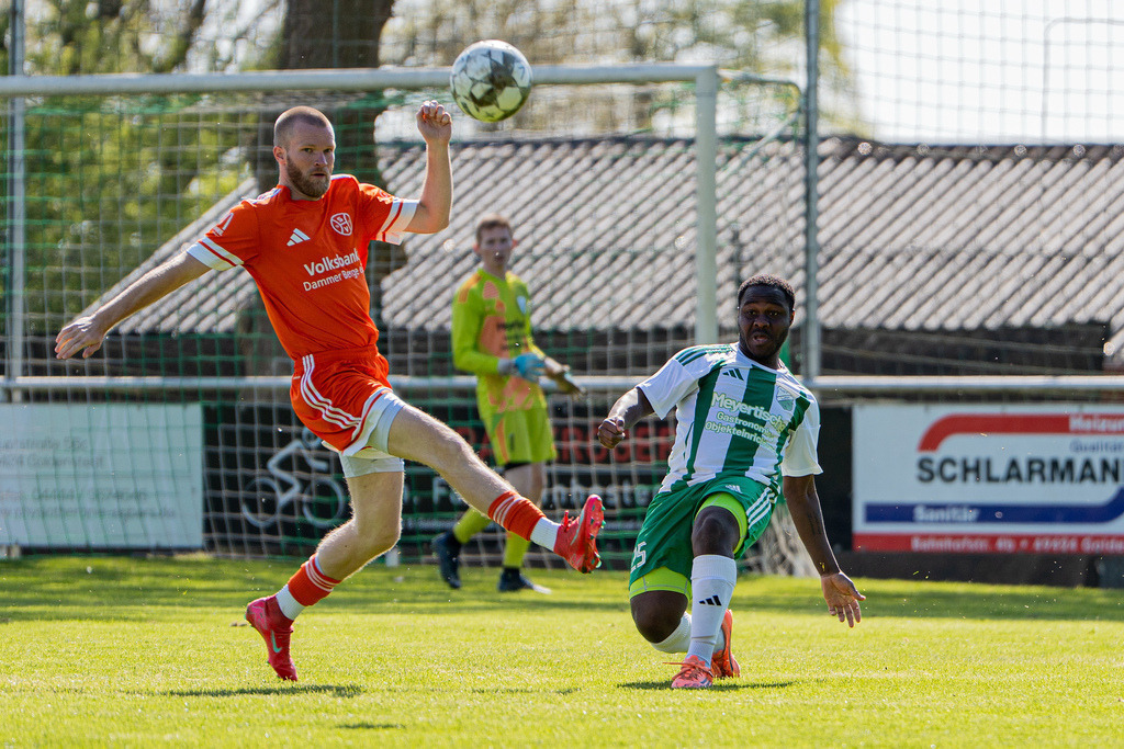 Fußball I Herren I Saison 2025-2026 I Bezirksliga Weser-Ems 4 I 29. Spieltag I TuS Lutten - SV Holdorf I 12157 | jns.sportfotos - Realisiert mit Pictrs.com