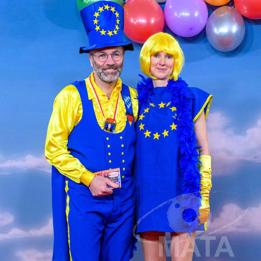 _DWA1492-2 | Fraktionsvorsitzende der Europaeischen Volkspartei (EVP) im Europaeischen Parlament, Manfred Weber mit seiner Gattin Andrea bei der TV-Sendung Fastnacht in Franken 2024. Veitshöchheim, 02.02.2024 Bayern Deutschland - Realisiert mit Pictrs.com