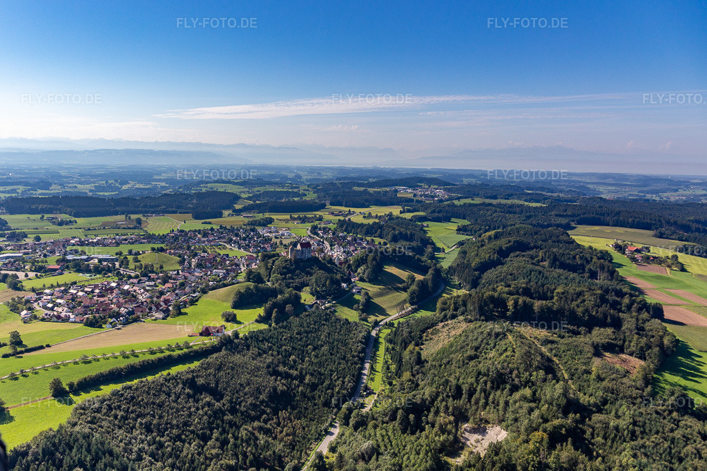 Luftbild: Schloss Waldburg im Ortsteil Sieberatsreute in Waldburg im Bundesland Baden-Württemberg in Deutschland. Foto: IMG_129101.jpg vom 04.09.2021 durch Werner Riehm/FLY-FOTO.de