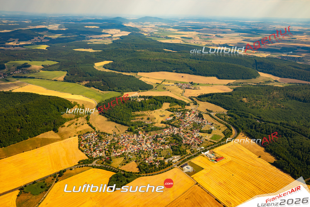 Die Luftaufnahme Henneburg - Meiningen wurde 2022 vom Flugzeug aus (keine Drohne) erstellt. Hohe Auflösung -für große Poster und Wandbilder geeignet - Garantiert!