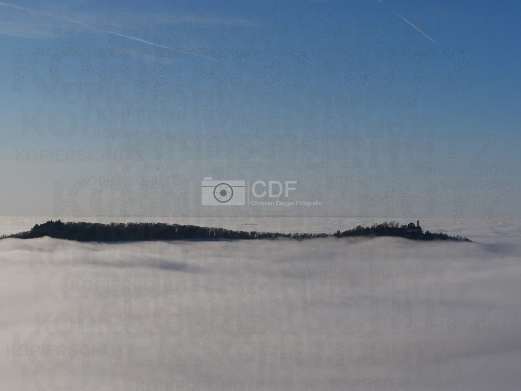 P1140748 | Beding durch eine Inversionswetterlage waren weite Teile des Albvorlandes unter einer dichten Nebeldecke versteckt. Dadurch schien auf der Alb den ganzen Tag die Sonne. - Realisiert mit Pictrs.com