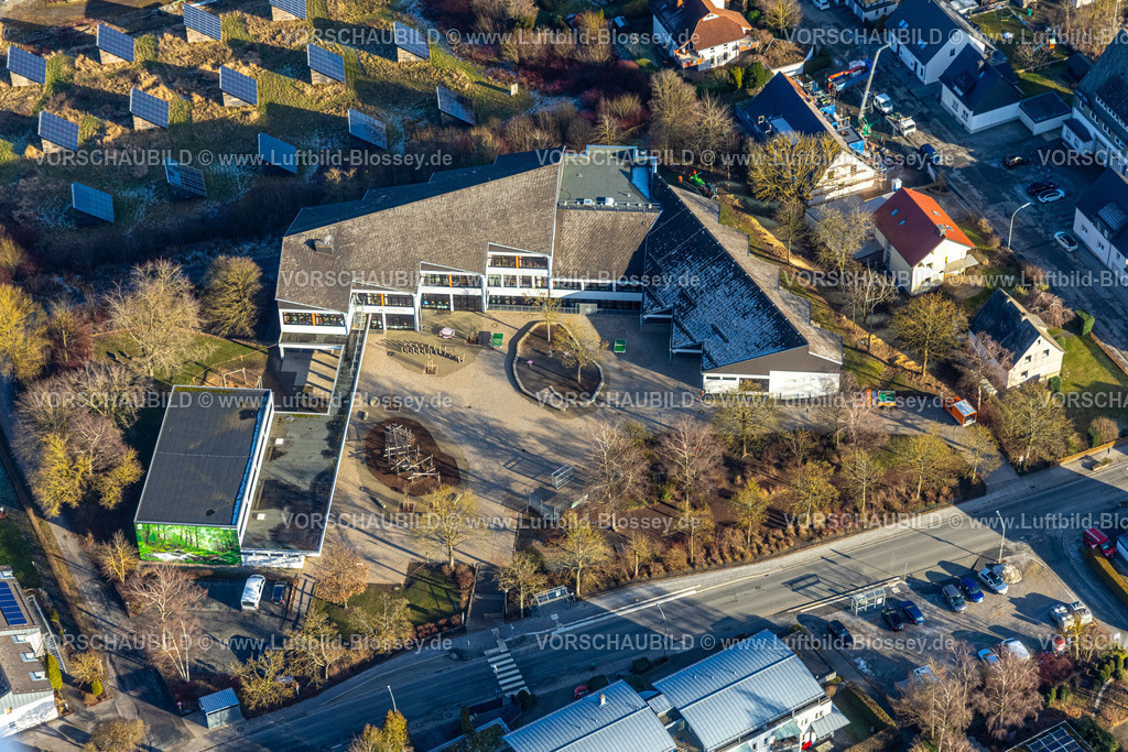 Brilon260104571 | Luftbild, kath. Grundschule Ratmerstein mit Schulhof, Brilon, Sauerland, Nordrhein-Westfalen, Deutschland