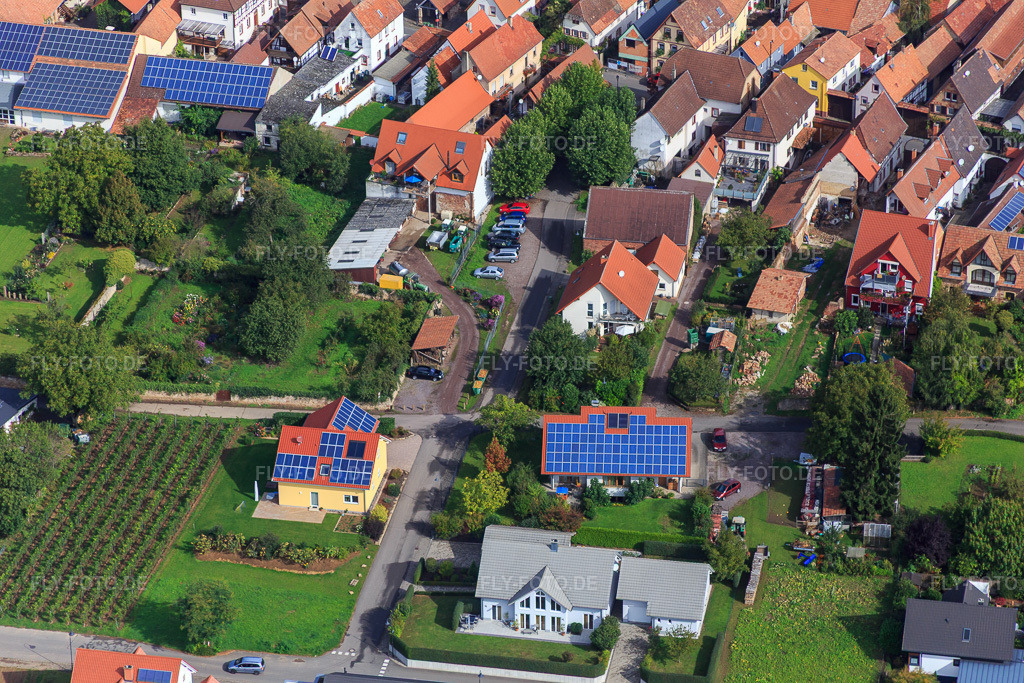 Luftbild: Am Pfarrgarten im Ortsteil Heuchelheim in Heuchelheim-Klingen im Bundesland Rheinland-Pfalz in Deutschland. Foto: IMG_072612.jpg vom 19.09.2014 durch Werner Riehm/FLY-FOTO.deAuflösung des Originals: 5472 x 3648 px
