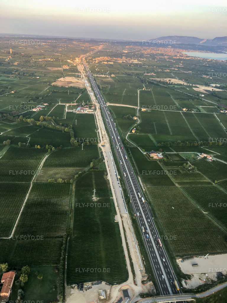 Luftbild:  in Pozzolengo im Bundesland Brescia in Italien. Foto: IMG-135000.jpg vom 23.09.2022 durch Werner Riehm/FLY-FOTO.de