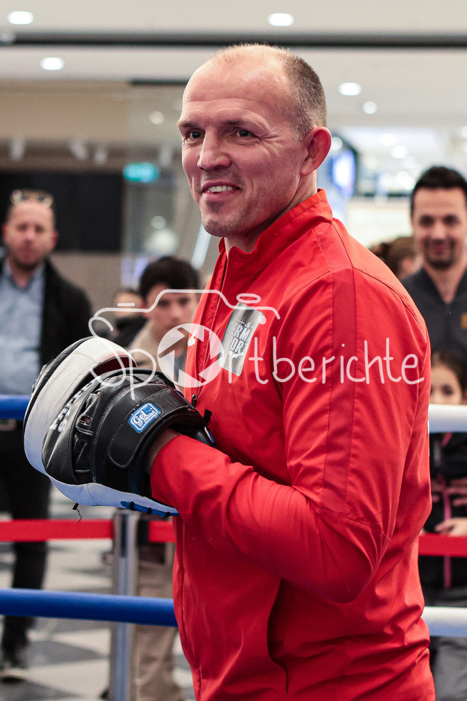 Profi - Box - Gala / Show Training | Juergen BRAEHMER in Aktion beim Showtraining in Muenchen