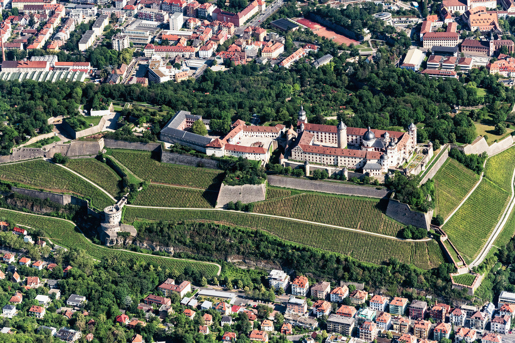 dr__0024153.jpg | WüRZBURG 17.06.2019 Burganlage des Schloß - Festung Marienberg in Würzburg im Bundesland , Deutschland. Weiterführende Informationen bei: Bayerische Verwaltung der staatlichen Schlösser, Gärten und Seen. // Castle of - Festung Marienberg in Wuerzburg in the state , Germany. Further information at: Bayerische Verwaltung der staatlichen Schloesser, Gaerten und Seen. Foto: Daniel Reiter