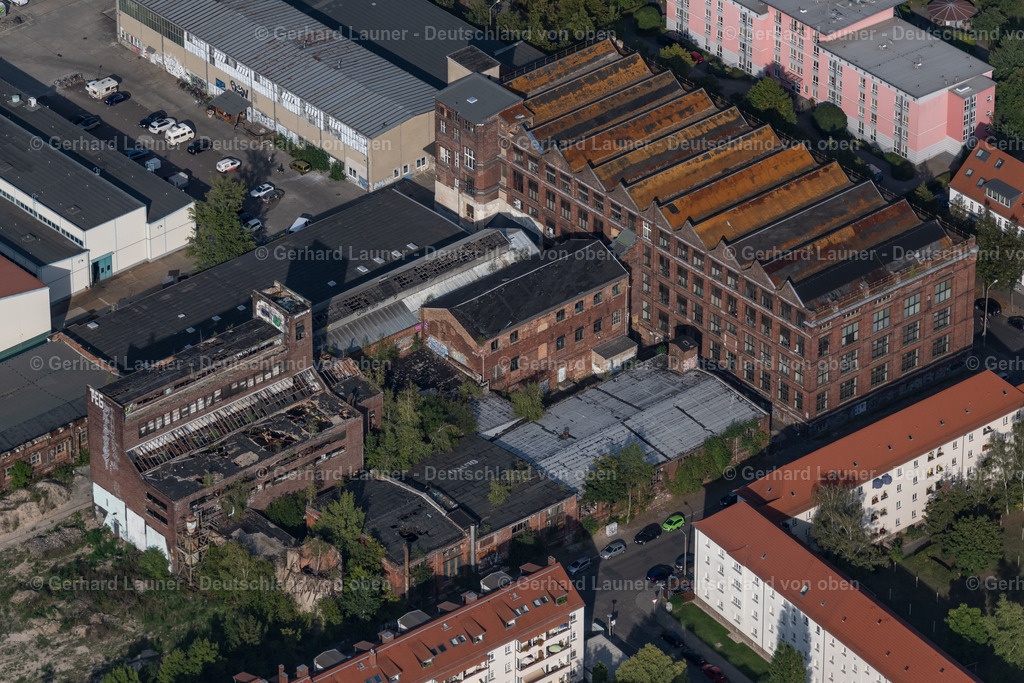 4040224 | LEIPZIG 14.09.2020 Ruine der Gebäude und Hallen der ehemaligen Kammgarnspinnerei Stör &amp; Co.AG an der Erich-Zeigner-Allee im Ortsteil Plagwitz in Leipzig im Bundesland Sachsen, Deutschland. // Ruin the buildings and halls of the former Kammgarnspinnerei Stoer &amp; Co.AG on Erich-Zeigner-Allee in the district Plagwitz in Leipzig in the state Saxony, Germany. Foto: Gerhard Launer