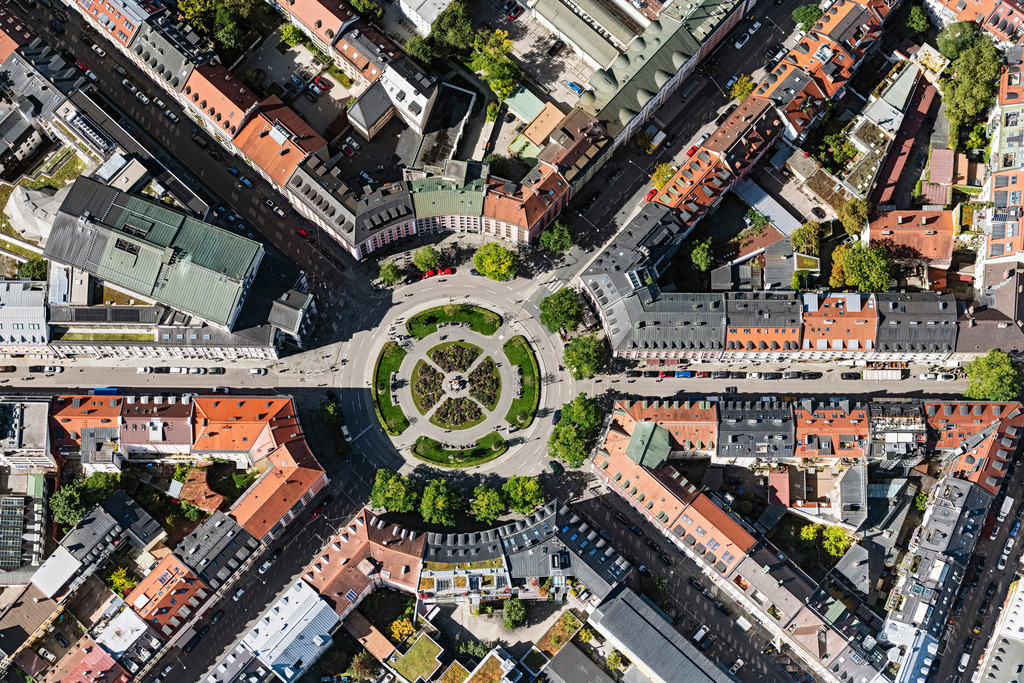 dr__0093189.jpg | MüNCHEN 01.10.2021 Senkrecht- Luftbild aus der Satelliten- Perspektive vom Gärtnerplatz mit Staatstheater im Glockenbachviertel in München Isarvorstadt im Bundesland Bayern. Weiterführende Informationen bei: Staatstheater am Gärtnerplatz. // Vertical aerial view from the satellite perspective of the gaertnerplatz in the inner city center in Munich in the state Bavaria. Further information at: Staatstheater am Gaertnerplatz. Foto: Daniel Reiter