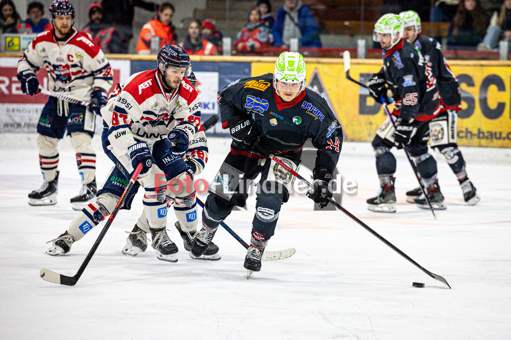 Peißenberg MINERS gegen ESC Kempten SHARKS | Eishockey Bayernliga 2025/26 Vorrunde 12. Spieltag, Peißenberg MINERS gegen ESC Kempten SHARKS, 20251121,Zweikampf,2025-11-21 in Peißenberg (flatbuy Arena Peißenberg), Martin HLOZEK (SHARKS 87), Florian HÖFLER (MINERS 14)Copyright: WolfgangxLindner www.foto-lindner.de