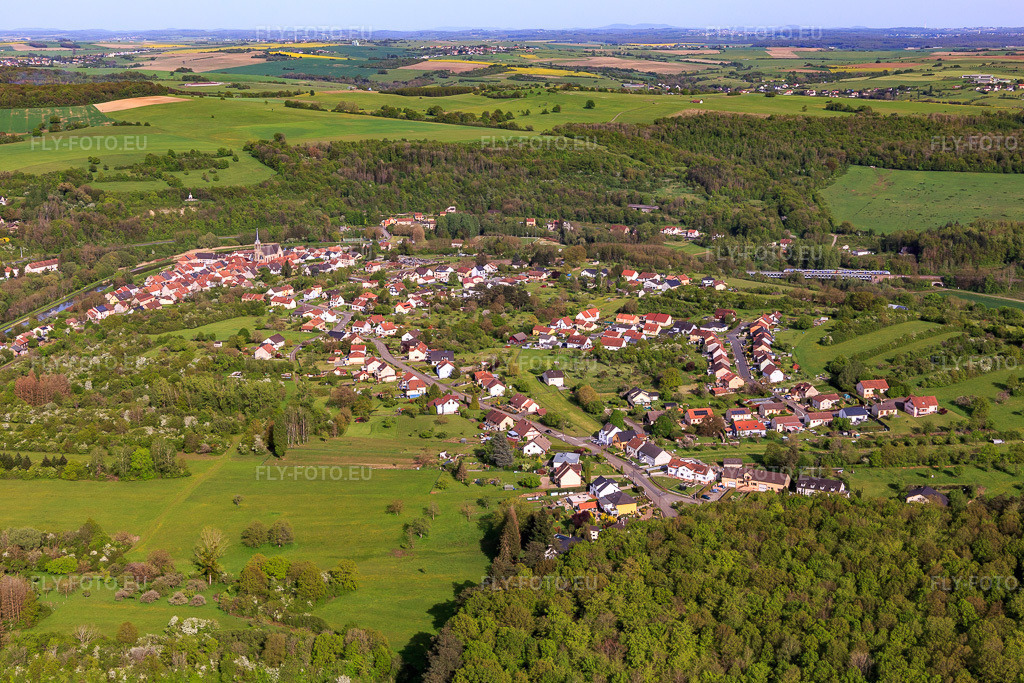 Vue aérienne: Vue de la ville depuis l'ouest à Wittring dans le département Moselle, France.Photo: IMG_140422.jpg prise le 30/04/2024 par Werner Riehm/FLY-FOTO.euRésolution de l'original: 5472 x 3648 px