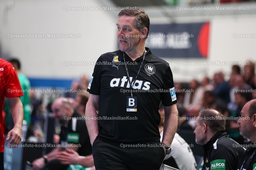 xKWIx22032601033 | 22.03.2026, Handball, Länderspiel Herren, Deutschland - Ägypten, ÖVB-Arena Bremen: Headcoach Alfred Gislason (Germany #hc) schaut grimmig xKamilxWilkowskixPressefotoKochx