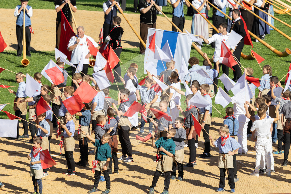 ESAF2025_06Gang_6235 | Die Schwinger des Schwyzer Kantonalen Schwingerverbandes: Fotos, die Dynamik und Leidenschaft festhalten, sowie emotionale Momente aus dem traditionellen Schwingsport zeigen. - Realisiert mit Pictrs.com