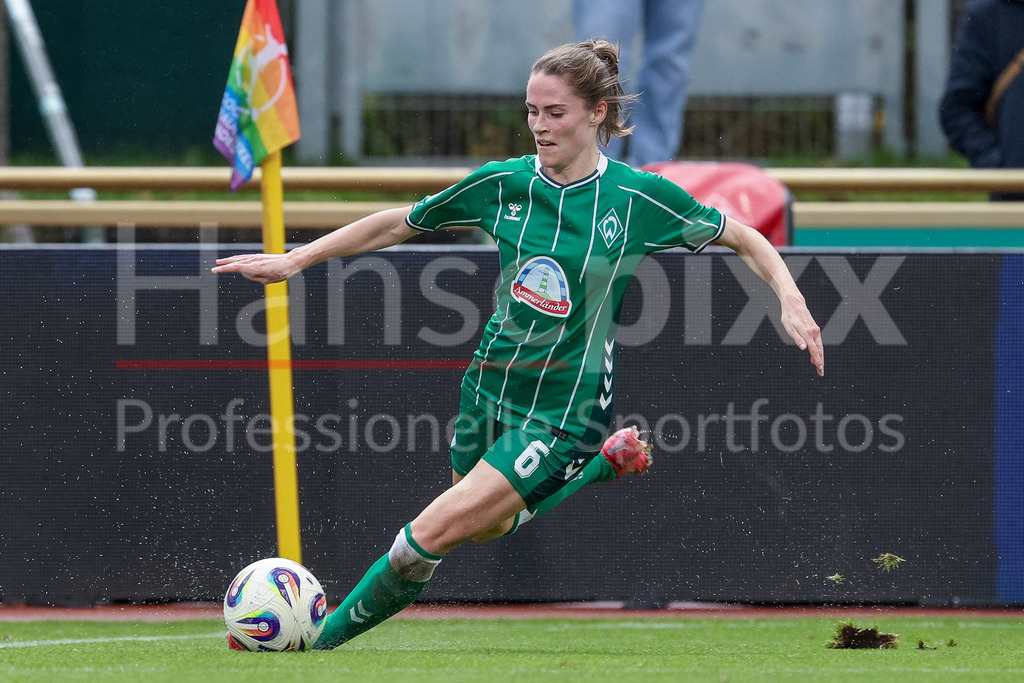 Fussball, Google Pixel Frauen-Bundesliga, SV Werder Bremen - 1. FC Union Berlin | Reena Wichmann (SV Werder Bremen, 6) am Ball, Freisteller, Einzelbild, Ganzkörper, Aktion, Action, Spielszene, DIE DFB-RICHTLINIEN UNTERSAGEN JEGLICHE NUTZUNG VON FOTOS ALS SEQUENZBILDER UND/ODER VIDEOÄHNLICHE FOTOSTRECKEN. DFB REGULATIONS PROHIBIT ANY USE OF PHOTOGRAPHS AS IMAGE SEQUENCES AND/OR QUASI-VIDEO.