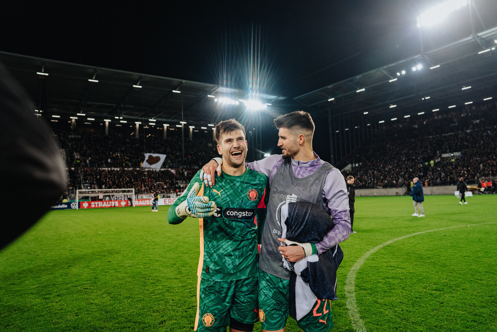 FCS08798 | Der offizielle Shop für FC St. Pauli Fotos. Wähle aus Spielszenen & Fanmomenten dein FCSP Wunschformat. Wir liefern Millerntor-Atmosphäre.