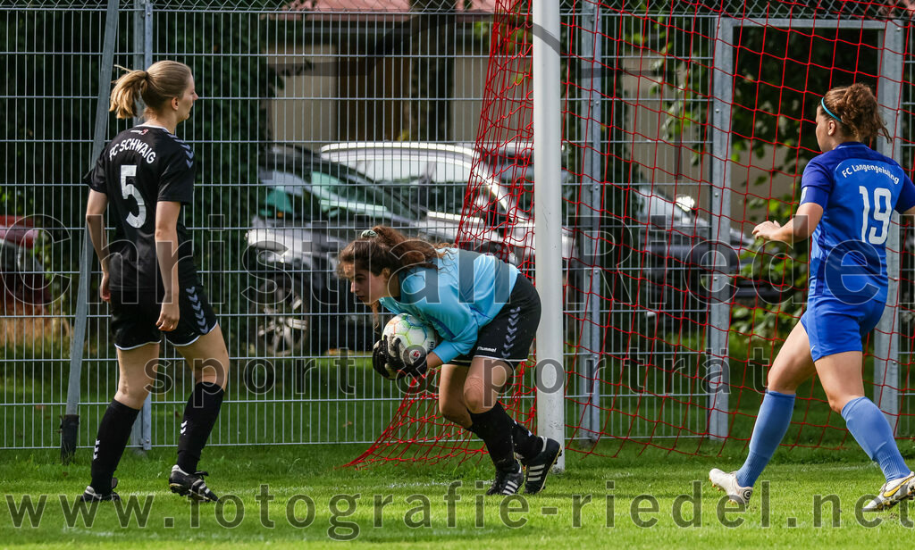 2023-09-03_015_Teamware_Cup_2023 | Oberding, Deutschland, 03.09.2023:
Fußball, TS Teamwear Cup 2023, Vorrunde, FC Schwaig gegen FC Langengeisling, Endergebnis: 

Foto: Christian Riedel / fotografie-riedel.net