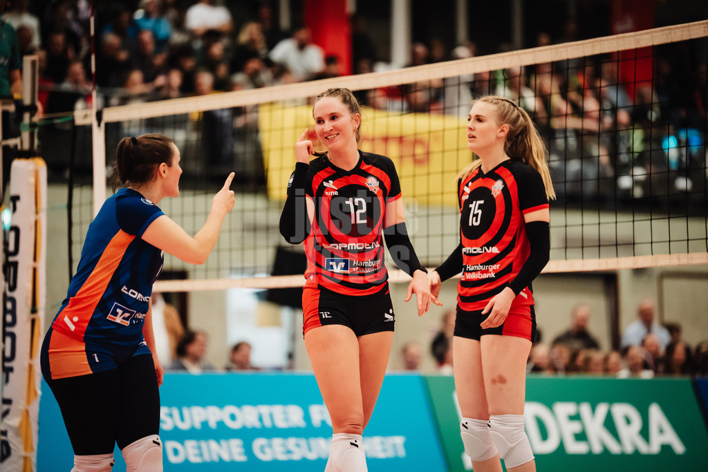Volleyball | Frauen | Saison 2025/2026 | Volleyball Bundesliga | ETV Hamburger Volksbank Volleys vs. Ladies in Black Aachen | 29.10.2025 | v.l. Jana-Marie Meiser (#1, ETV Hamburger Volksbank Volleys), Hannah Ammerman (#12, ETV Hamburger Volksbank Volleys) und Alexa Sophie Thaden (#15, ETV Hamburger Volksbank Volleys)