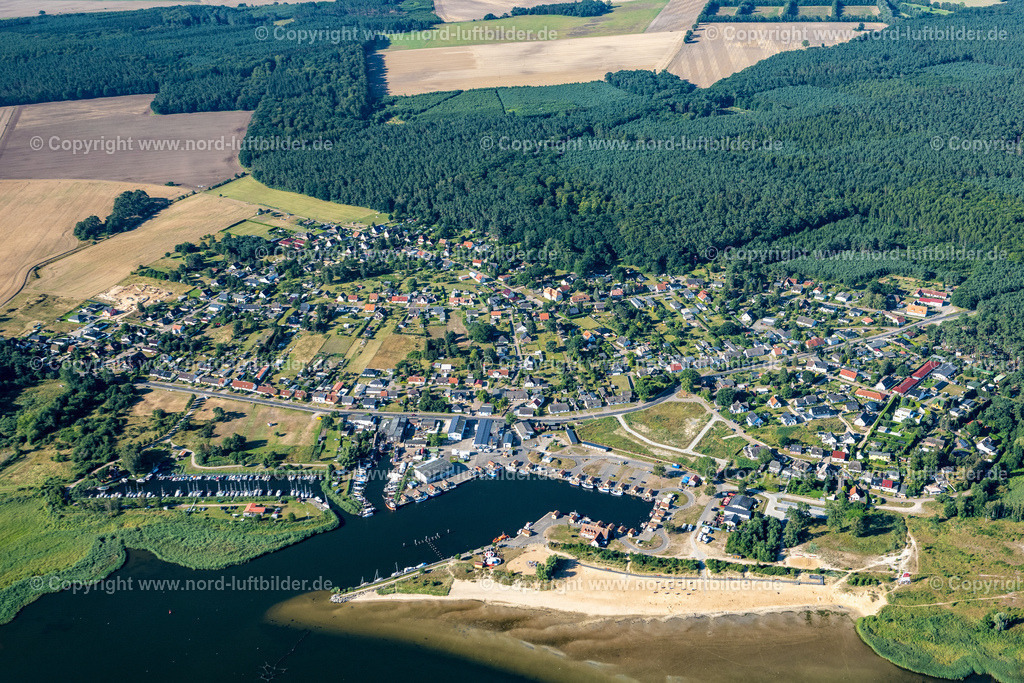Freest_Fischerhafen_ELS_7373100822 | KRöSLIN 10.08.2022 Hafenanlagen am Ufer des Hafenbeckens " Fischereihafen " in Freest im Bundesland Mecklenburg-Vorpommern, Deutschland. // Port facilities on the shores of the harbor of " Fischereihafen " in Freest in the state Mecklenburg - Western Pomerania, Germany. Foto: Martin Elsen