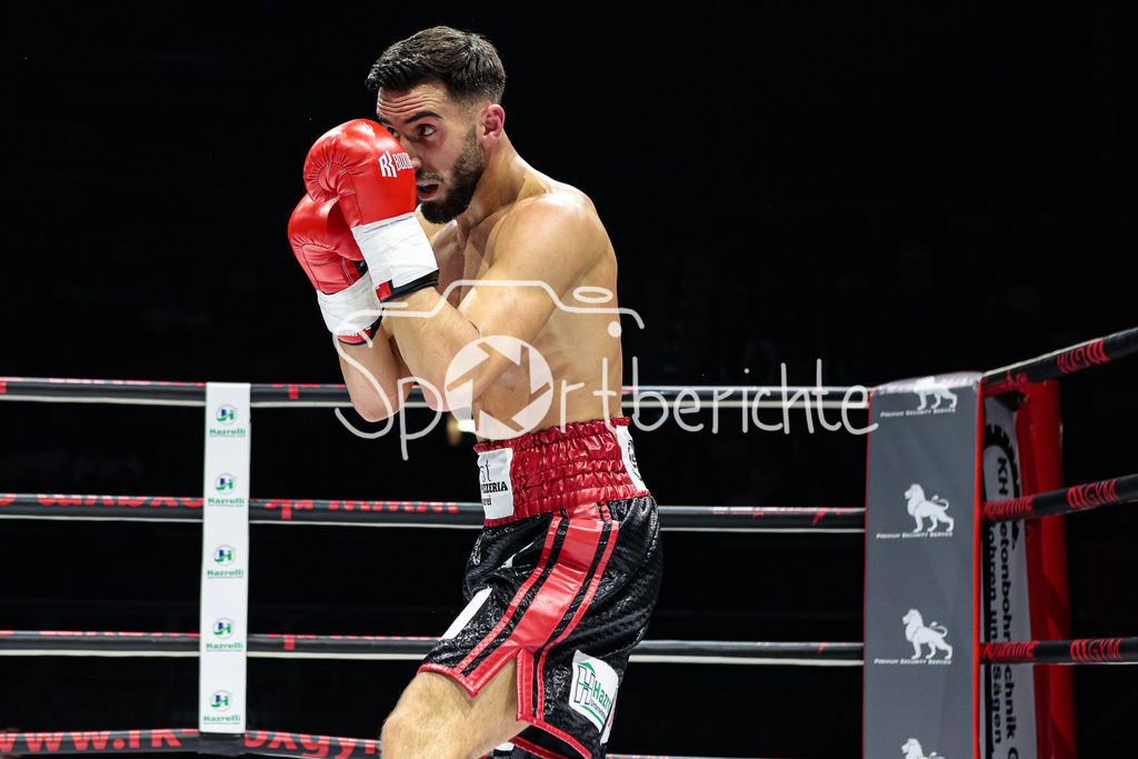 Profi - Box - Gala / Main Event | Kushtrim TAHIRUKAJ (rot schwarze Hose) in seinem Kampf gegen Nika GAVAJAVA (schwarze Hose)