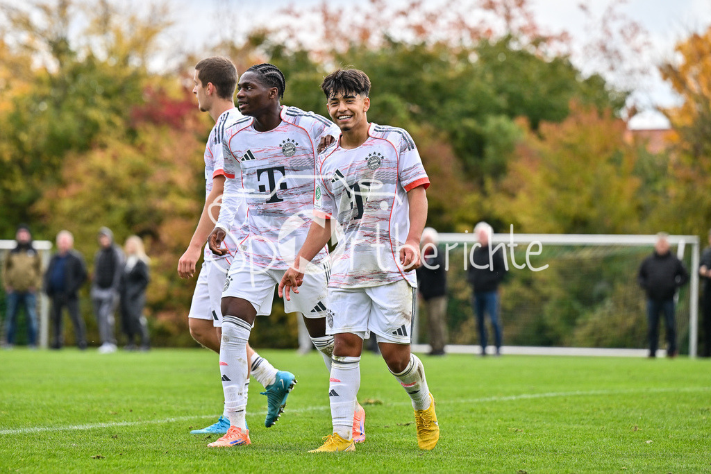 SpVgg Unterhaching U19 - FC Bayern München U19 | Jubel der Gäste nach dem Treffer zum 0-3 durch Maycon Douglas NORMANHA CAROZO (FC Bayern München U19 11) / Hattrick / Tor / Torschuetze / Freude / Happy / U19 DFB Nachwuchsliga: SpVgg Unterhaching - FC Bayern München; Sportschule Oberhaching am 18.10.2025