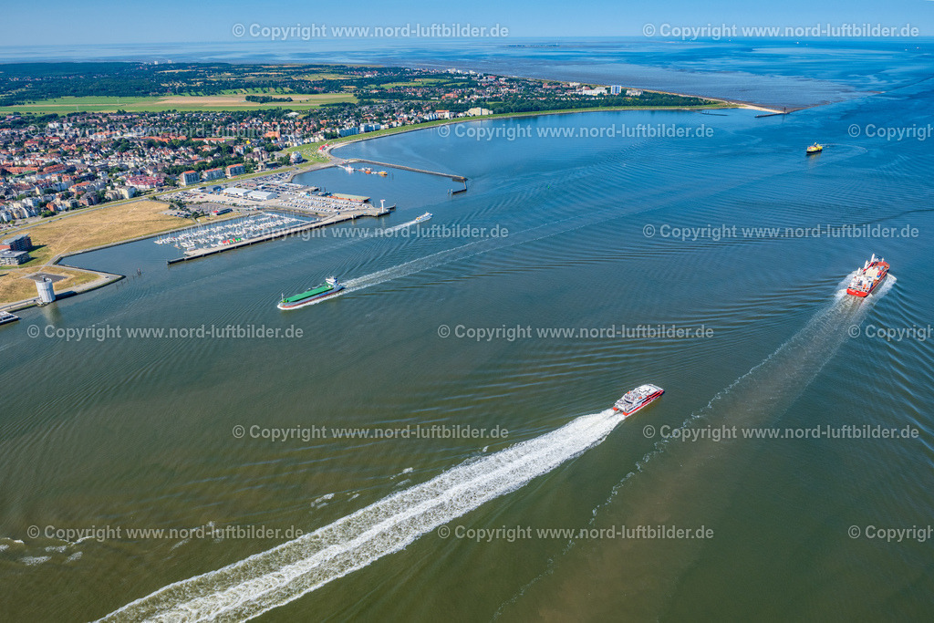 Cuxhaven_Frs_Halunder_Jet_ELS_9900130822 | CUXHAVEN 13.08.2022 Die Grimmershörnbucht mit der Deichanlage Döser Seedeich mit Strandkörben in der Abendsonne in Cuxhaven Döse im Bundesland Niedersachsen. // The Grimmershoernbucht with the dike system Doeser Sea dike with beach chairs in the evening sun in Cuxhaven Doese in the state of Lower Saxony. Foto: Martin Elsen