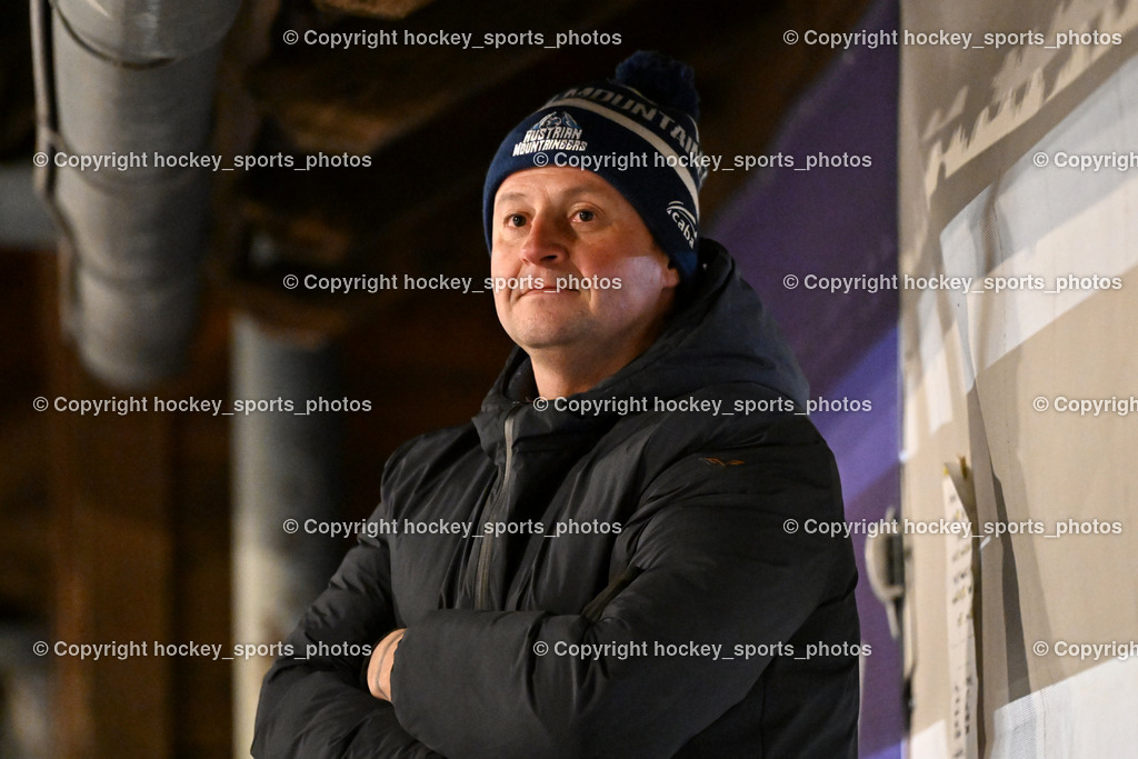ELV Zauchen vs. EC Tigers Paternion  | Headcoach EC Tigers Paternion Hannes Schellander, ELV Zauchen vs. EC Tigers Paternion , ELV Zauchen vs. EC Tigers Paternion  am 02.01.2025 in Eisoval Zauchen (Stadthalle Villach), Austria, (Photo by Bernd Stefan)